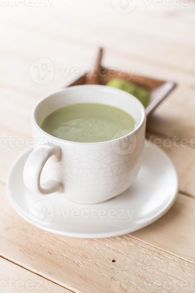 uma xícara de chá verde matcha latte foto