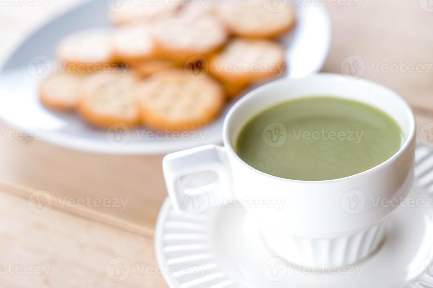 uma xícara de chá verde matcha latte foto