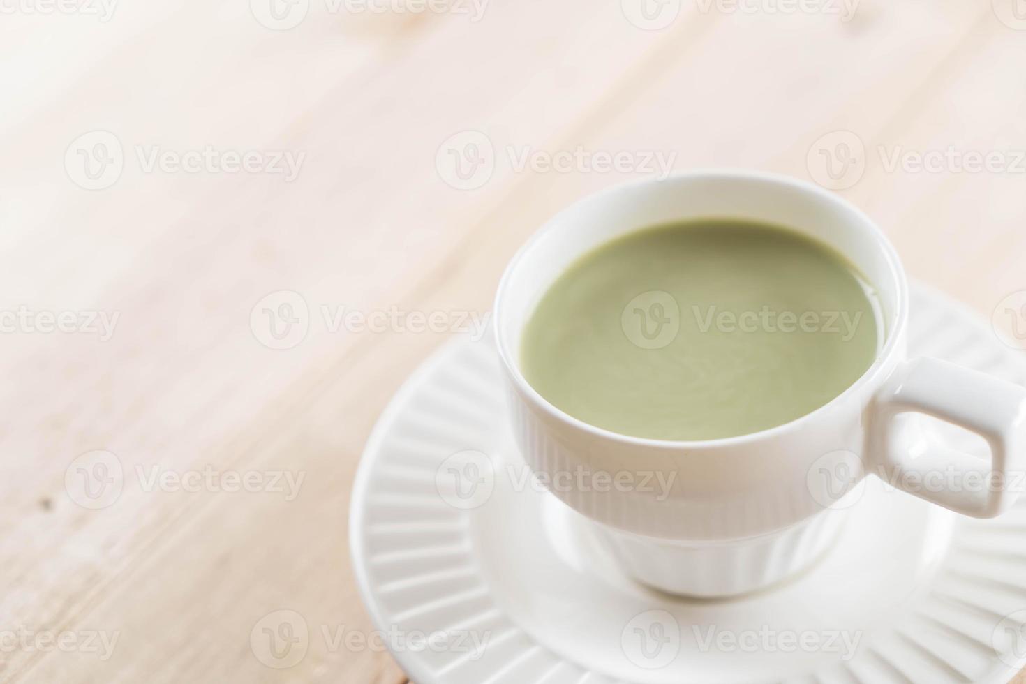 uma xícara de chá verde matcha latte foto