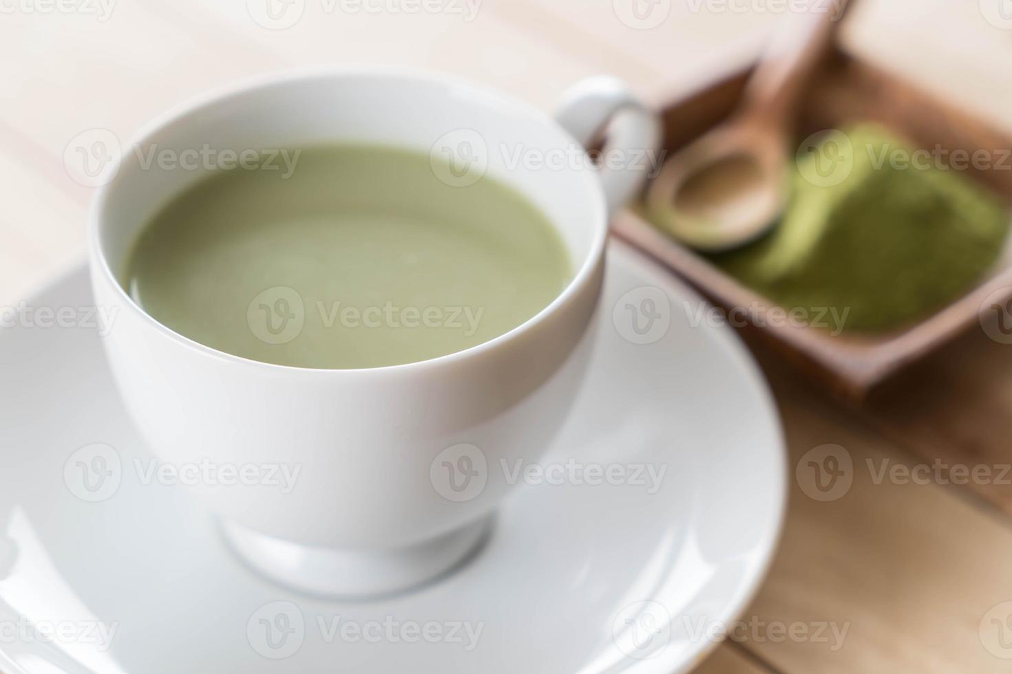 uma xícara de chá verde matcha latte foto