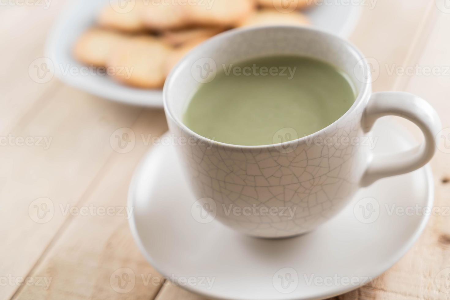 uma xícara de chá verde matcha latte foto