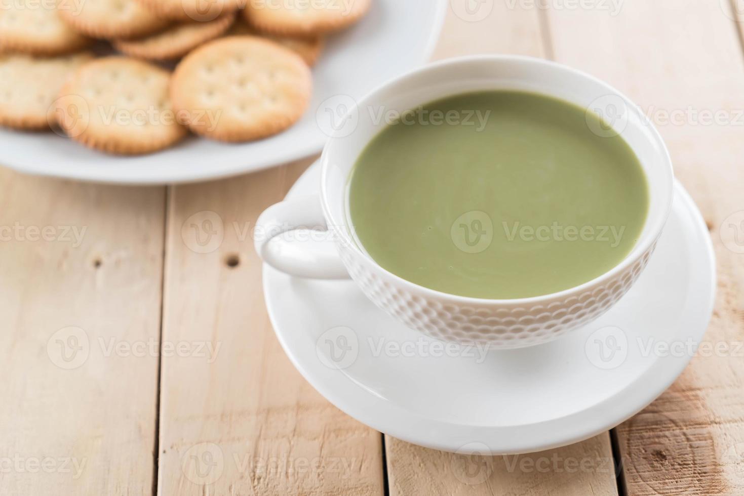 uma xícara de chá verde matcha latte foto
