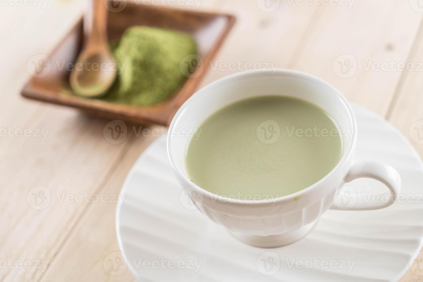 uma xícara de chá verde matcha latte foto