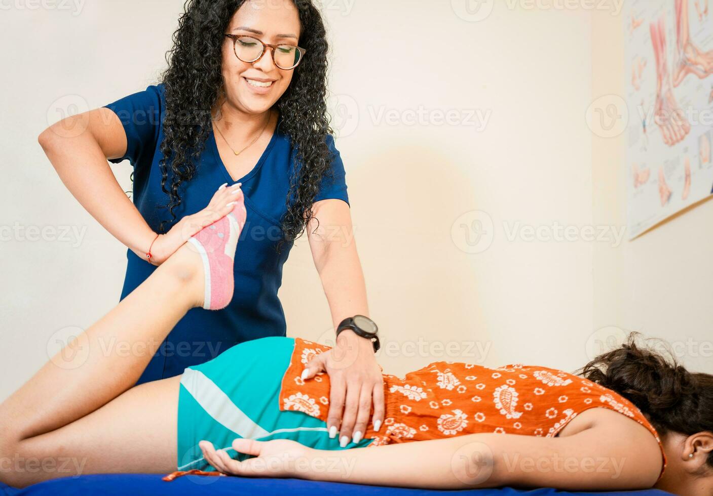 fisioterapeuta mulher ajudando joelho para deitado paciente. joelho flexão fisioterapia para fêmea paciente, quiroprático alongamento joelho para deitado fêmea paciente foto