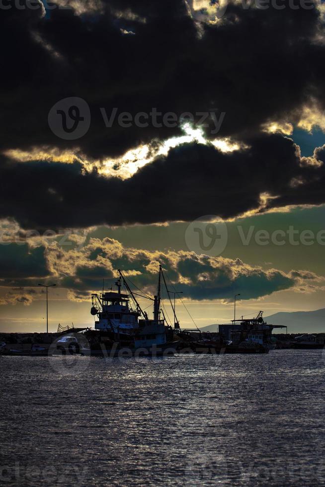 vista da paisagem marinha na natureza na turquia izmir foto