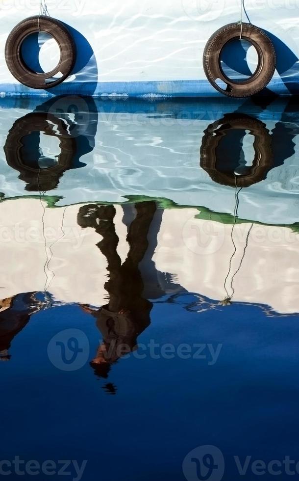 reflexo do barco na água do mar foto