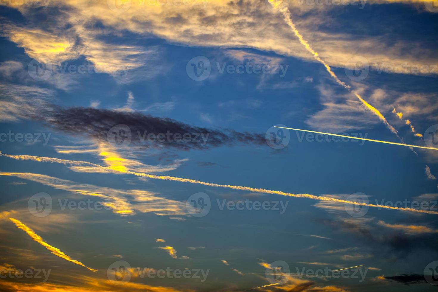 nuvens escuras e suaves no céu foto