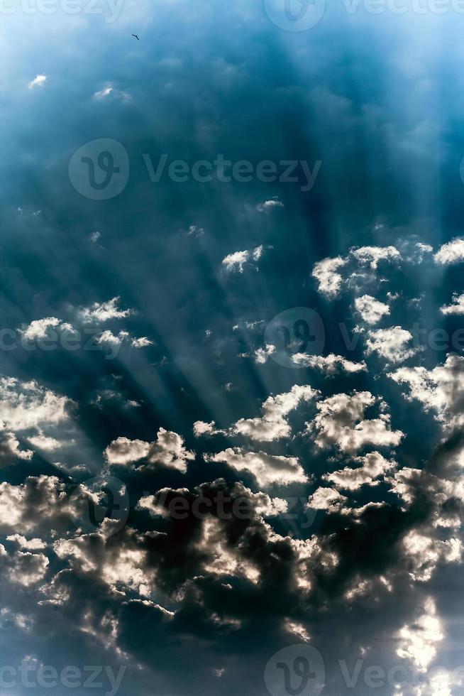 nuvens macias escuras e brilhantes no céu foto