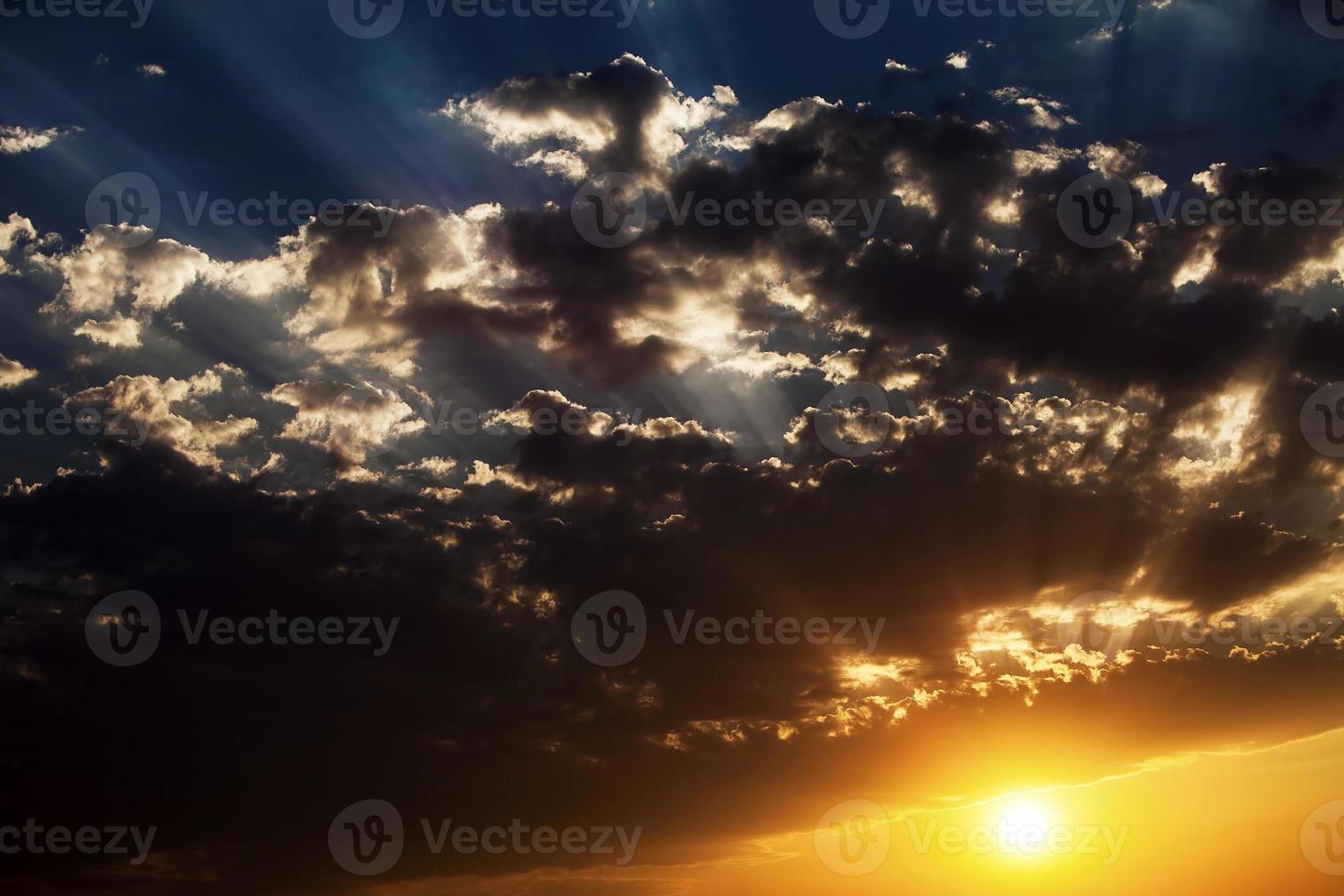 nuvens macias escuras e brilhantes no céu foto