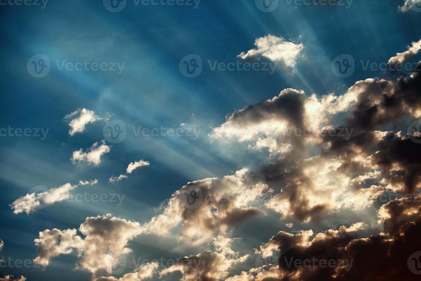 nuvens macias escuras e brilhantes no céu foto