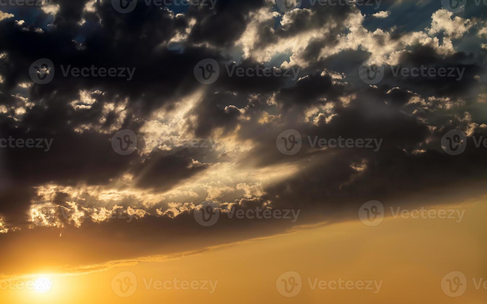 nuvens macias escuras e brilhantes no céu foto