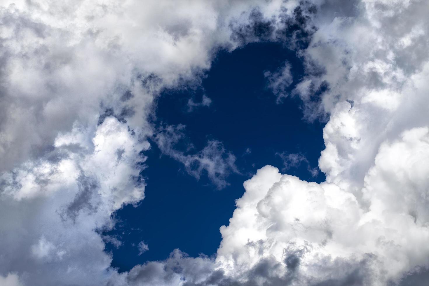 nuvens macias escuras e brilhantes no céu foto