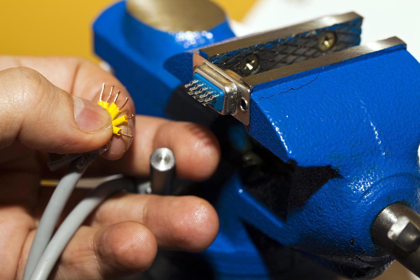 conceito de tecnologia industrial de cabos e equipamentos de solda foto