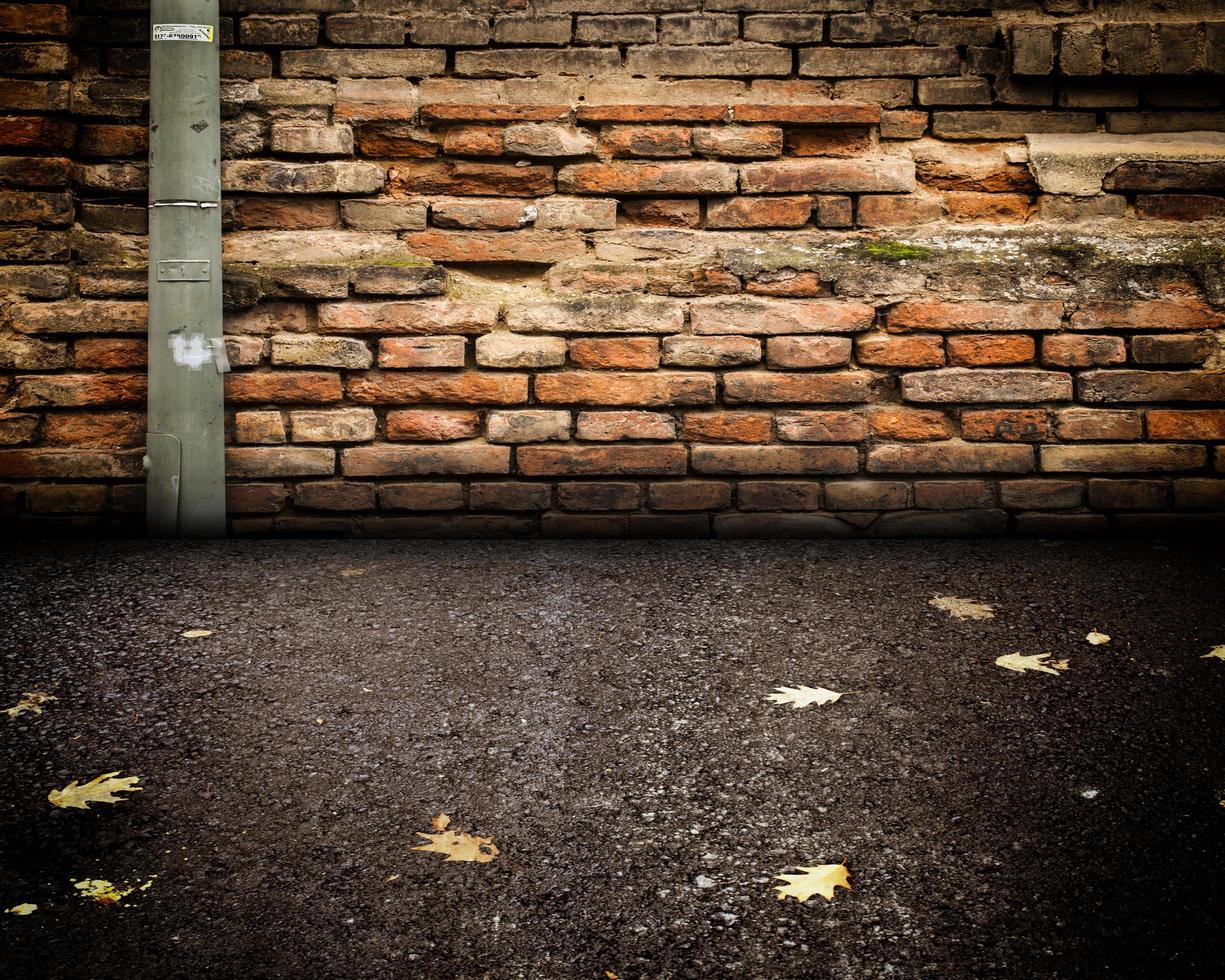 palco de parede de tijolos de interior grunge urbano foto