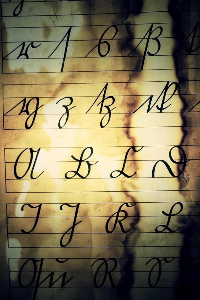 antigos alfabetos latinos vintage em fundo de papel foto