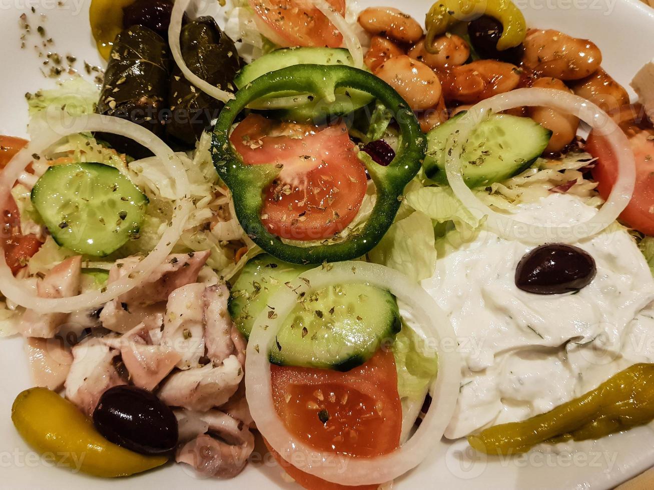 giroscópios de comida grega com batatas fritas e salada foto
