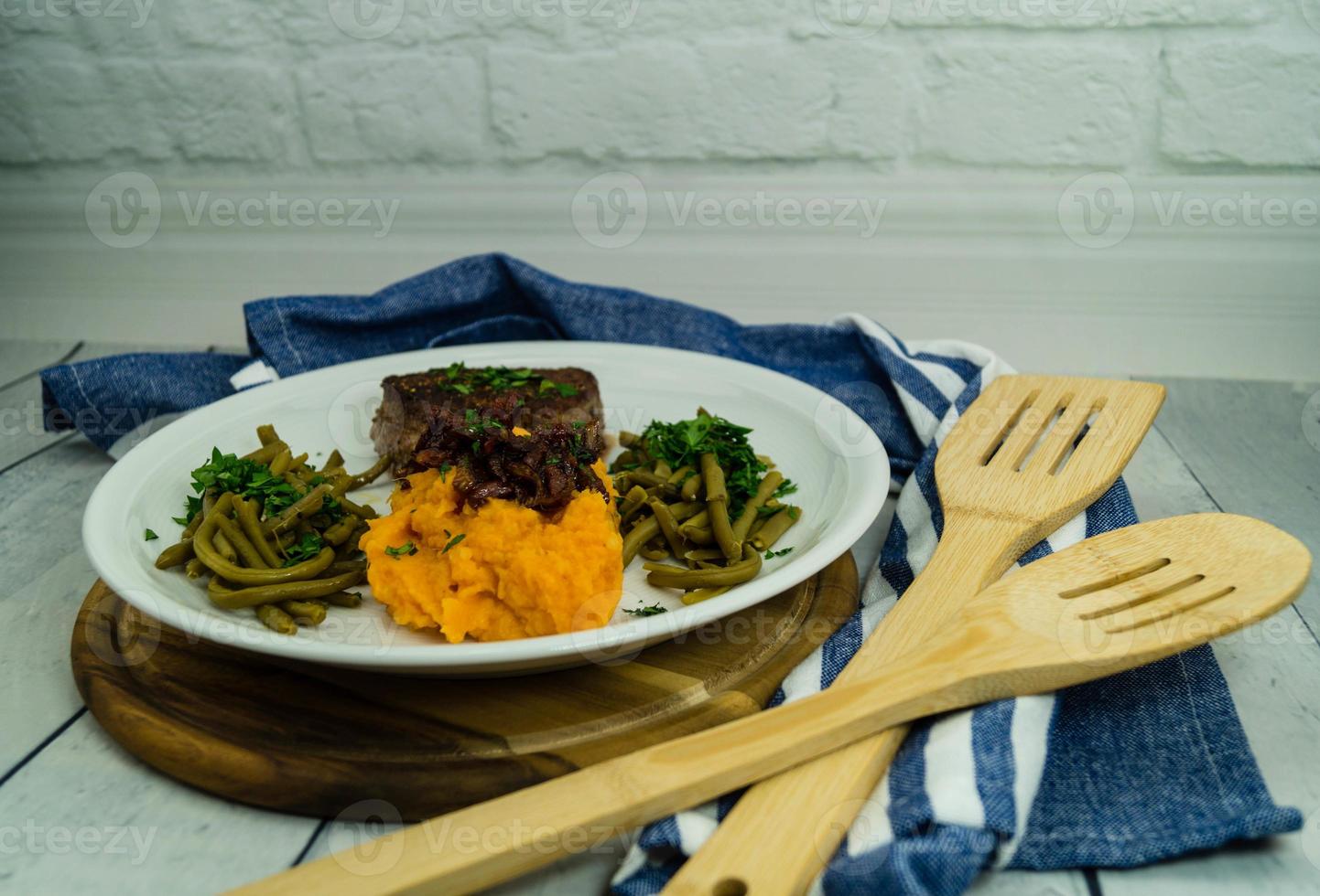 bife de filé frito com purê de batata foto