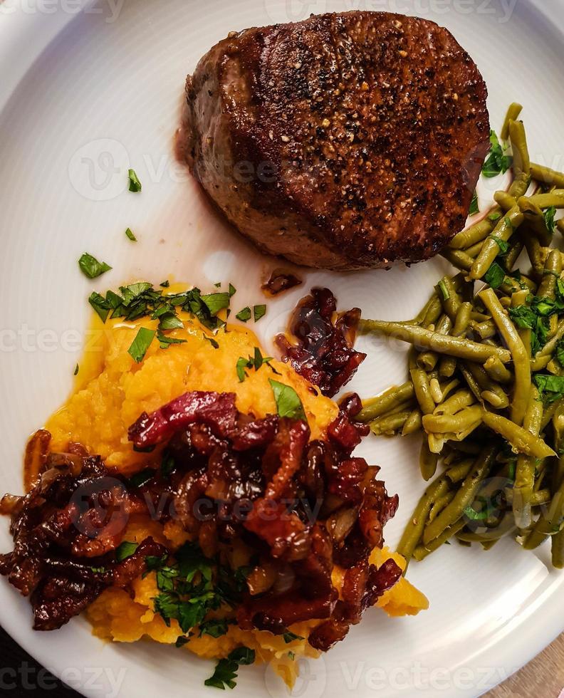 bife de filé frito com purê de batata foto