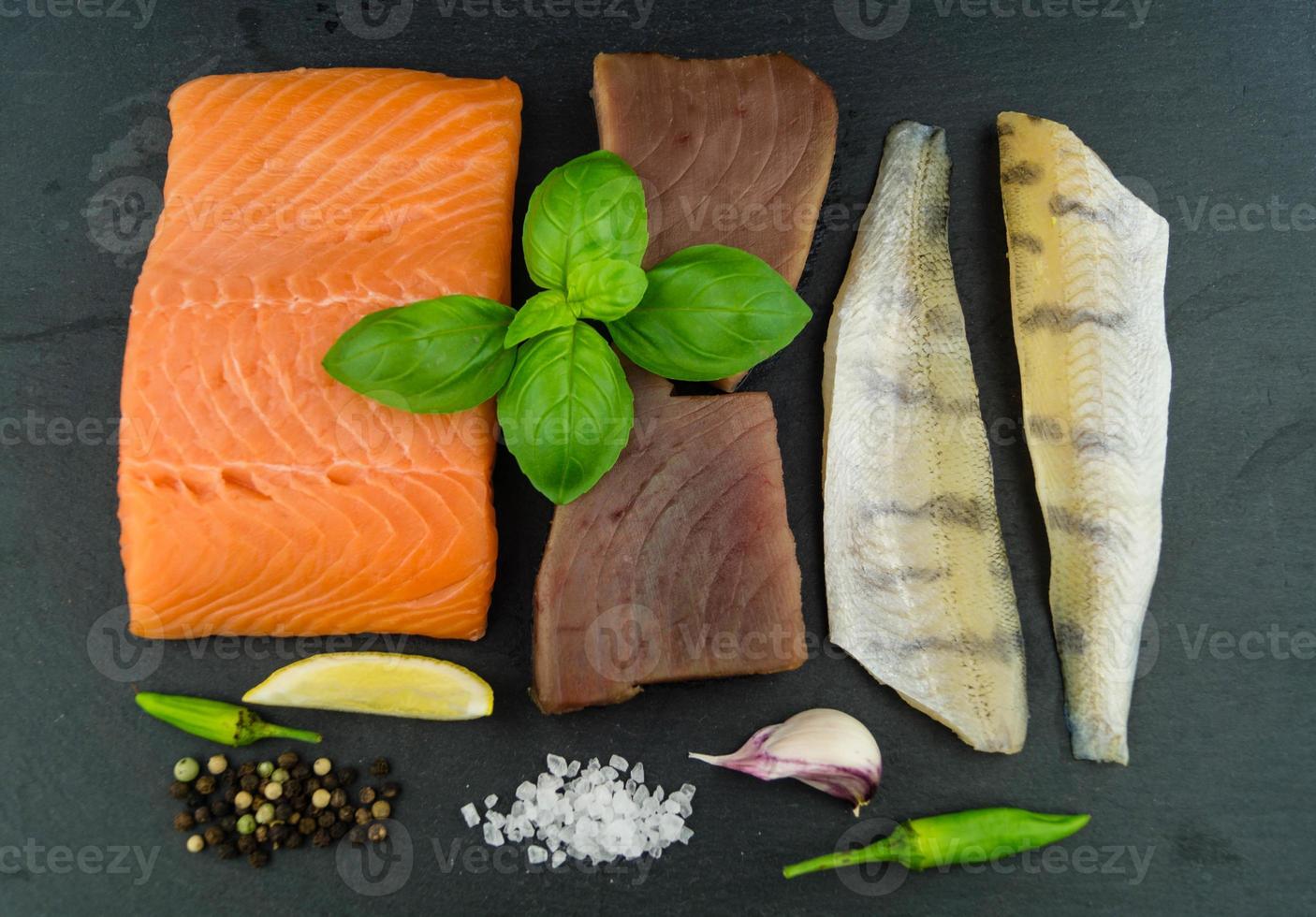 salmão de atum e filé de perca de lúcio foto