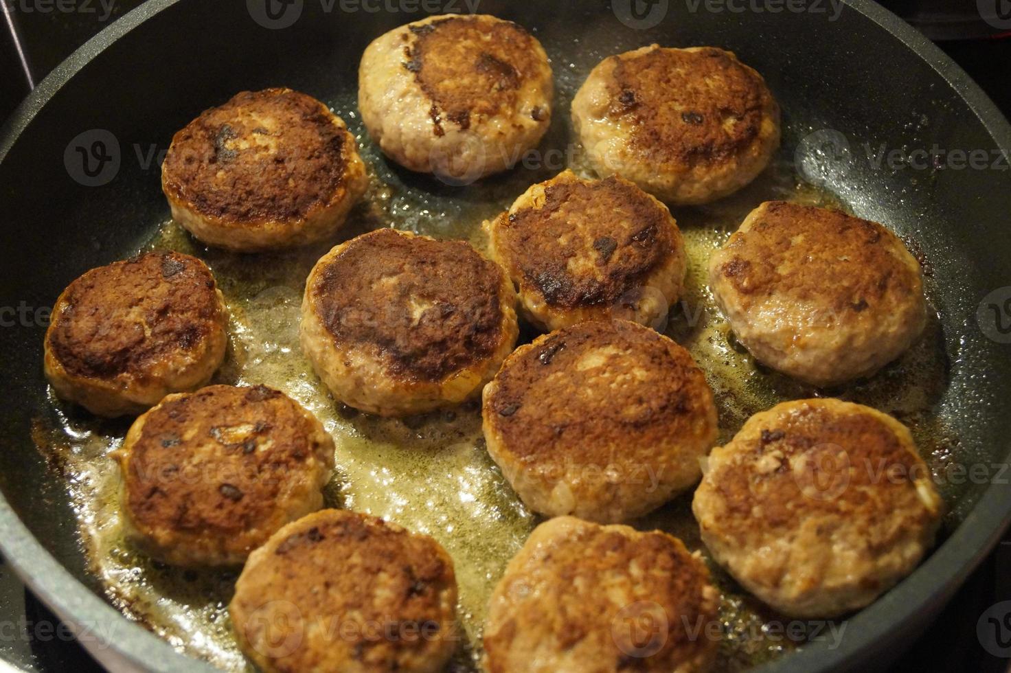 almôndegas fritas com brócolis cozido e batatas com salsa foto