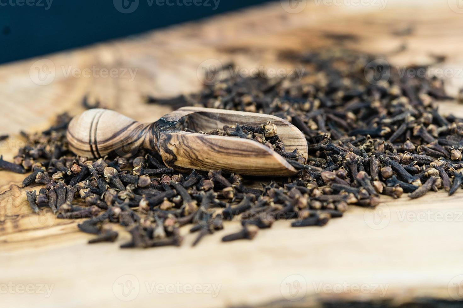 cravo seco em madeira de oliveira foto