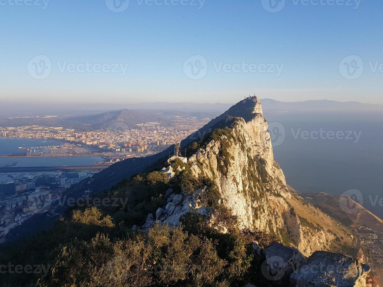 gibraltar, os macacos balançam no mar mediterrâneo foto