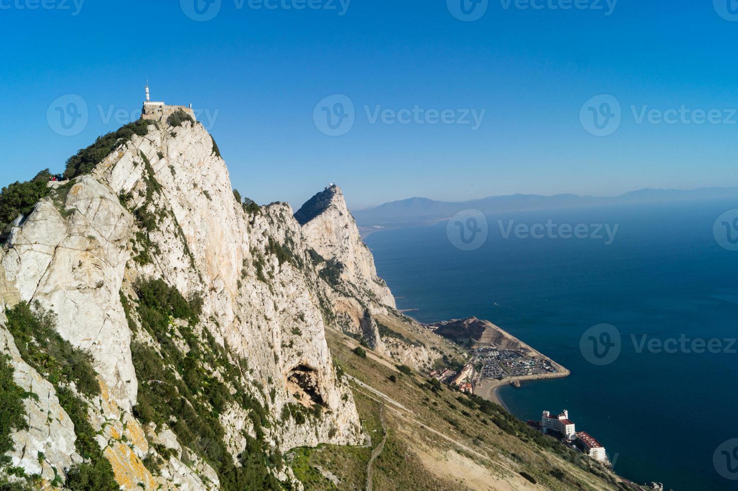 gibraltar, os macacos balançam no mar mediterrâneo foto