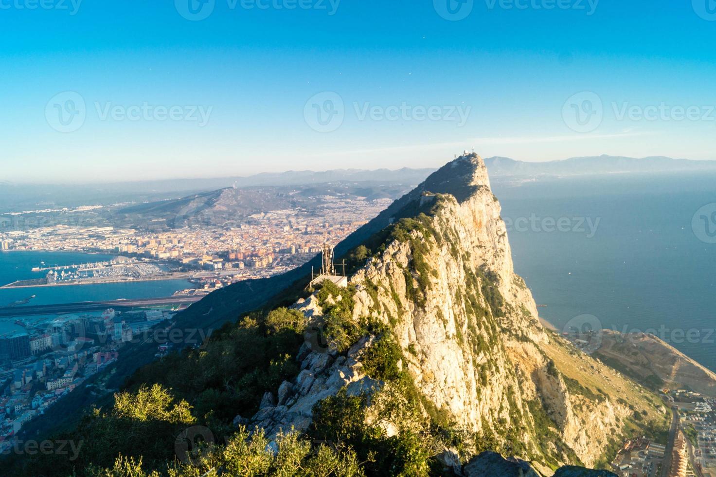 gibraltar, os macacos balançam no mar mediterrâneo foto