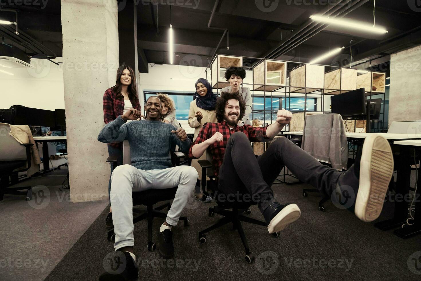 equipe de negócios multiétnica competindo em cadeiras de escritório foto