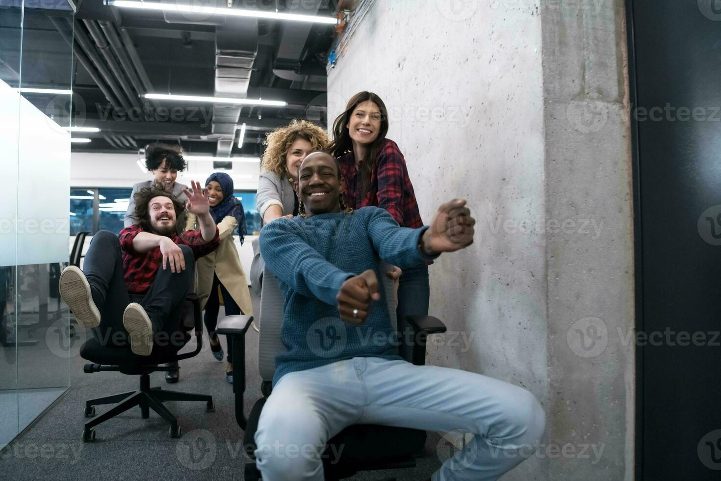 equipe de negócios multiétnica competindo em cadeiras de escritório foto