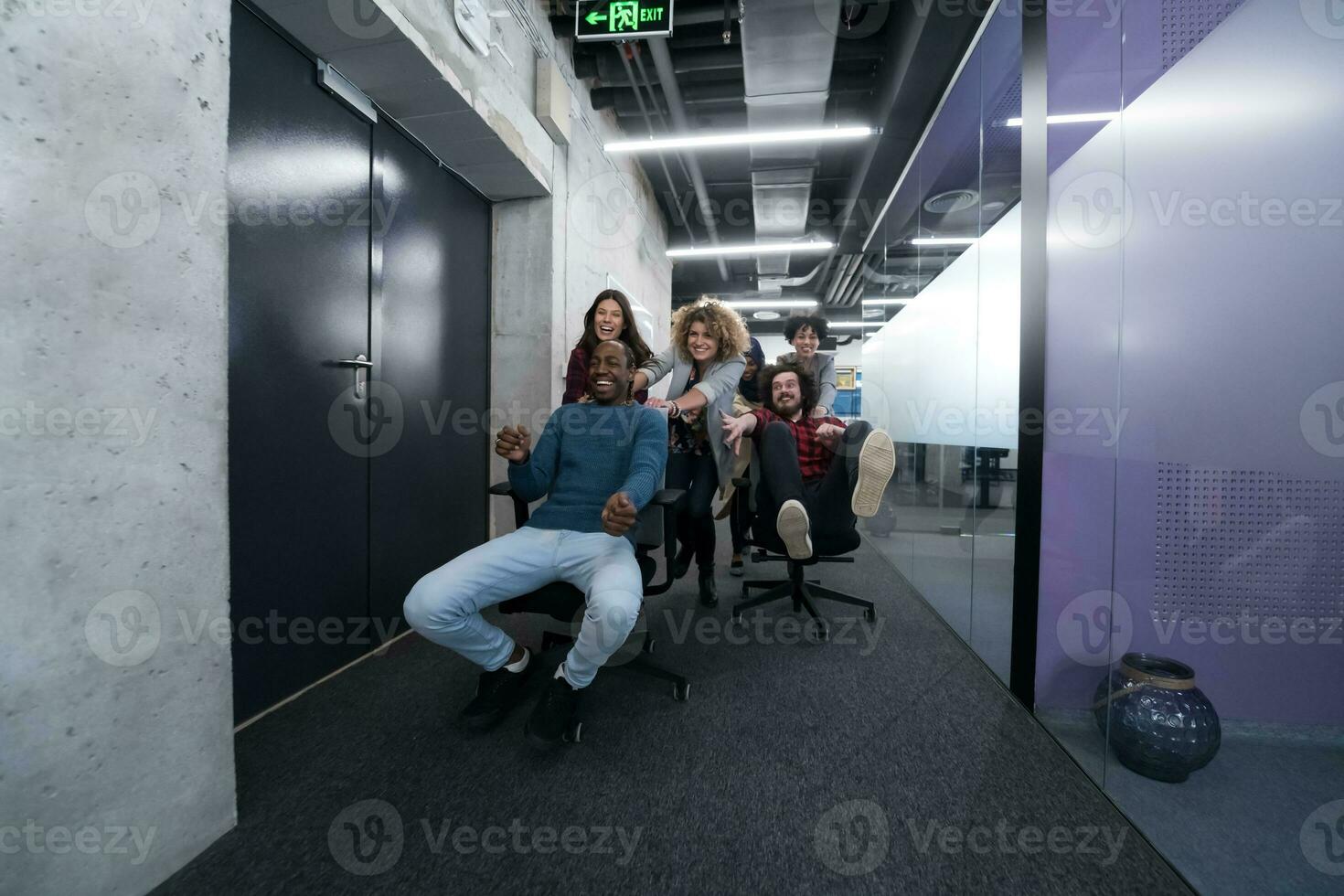 equipe de negócios multiétnica competindo em cadeiras de escritório foto