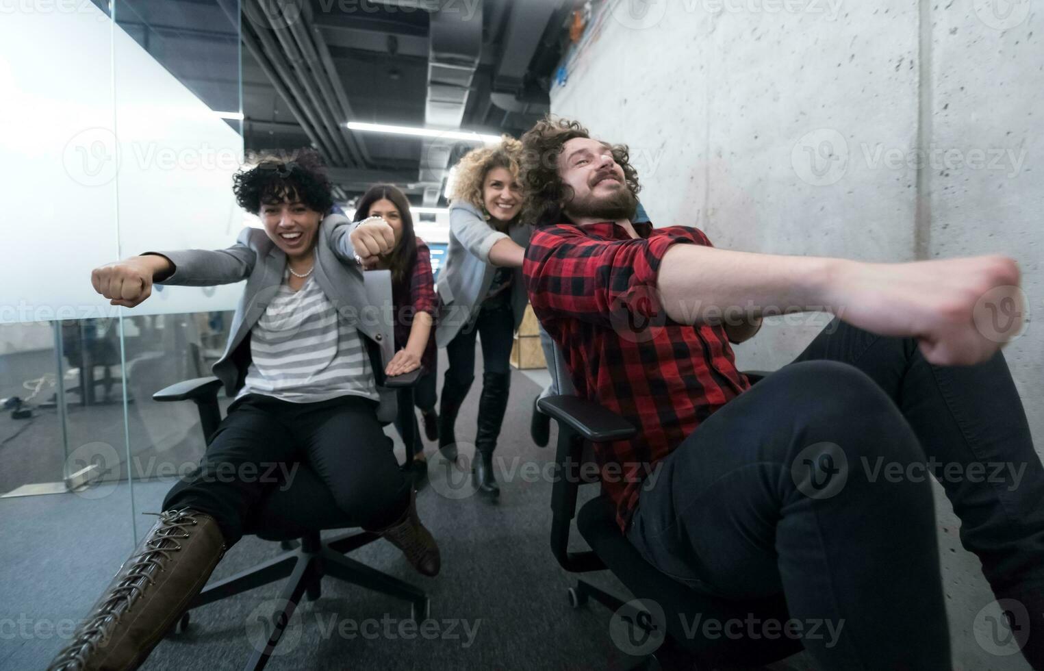 equipe de negócios multiétnica competindo em cadeiras de escritório foto