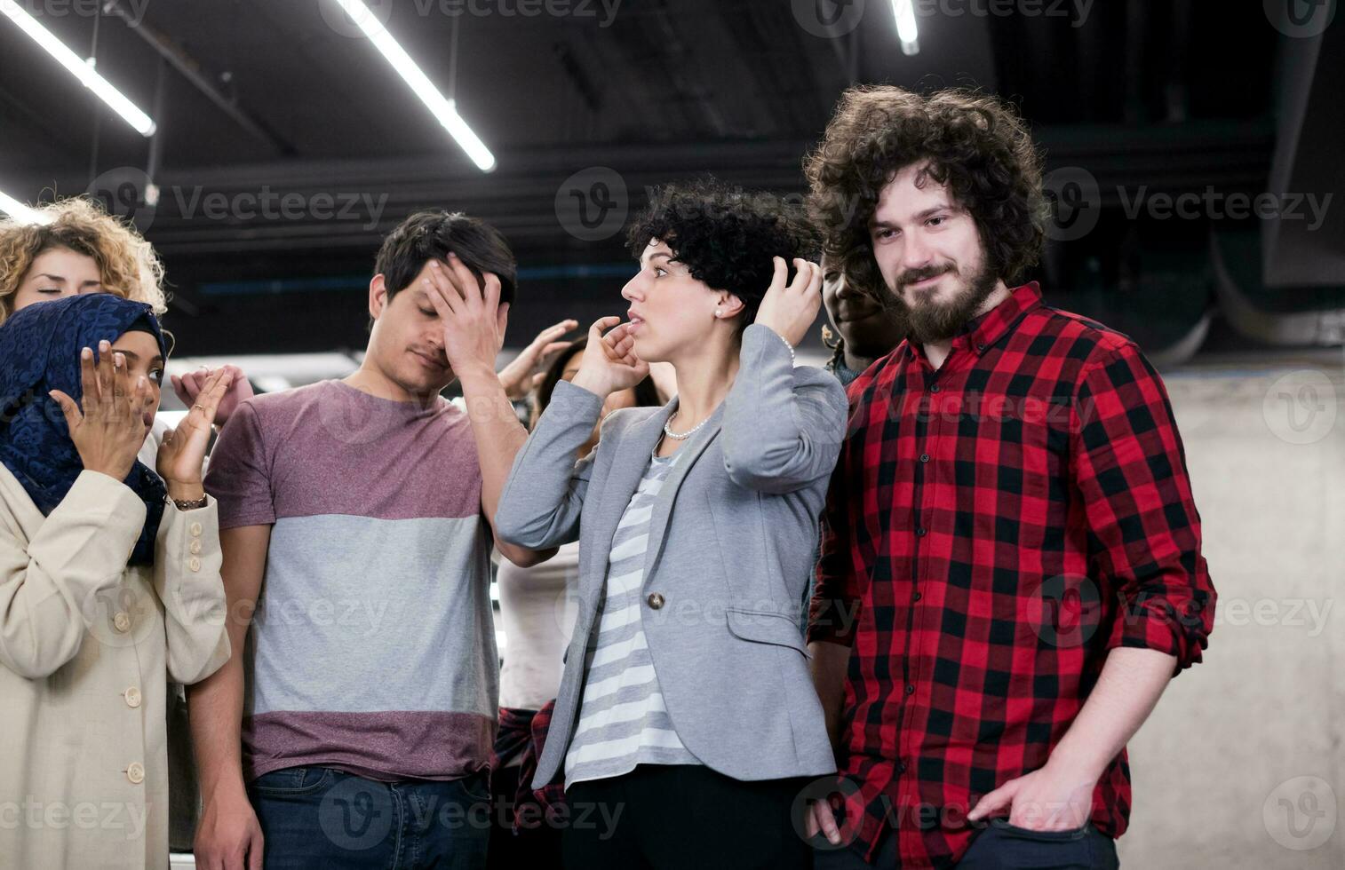 retrato da jovem equipe de negócios multiétnica animada foto