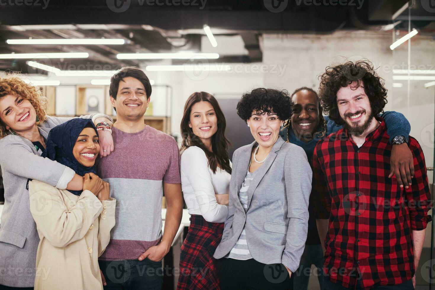 retrato da jovem equipe de negócios multiétnica animada foto