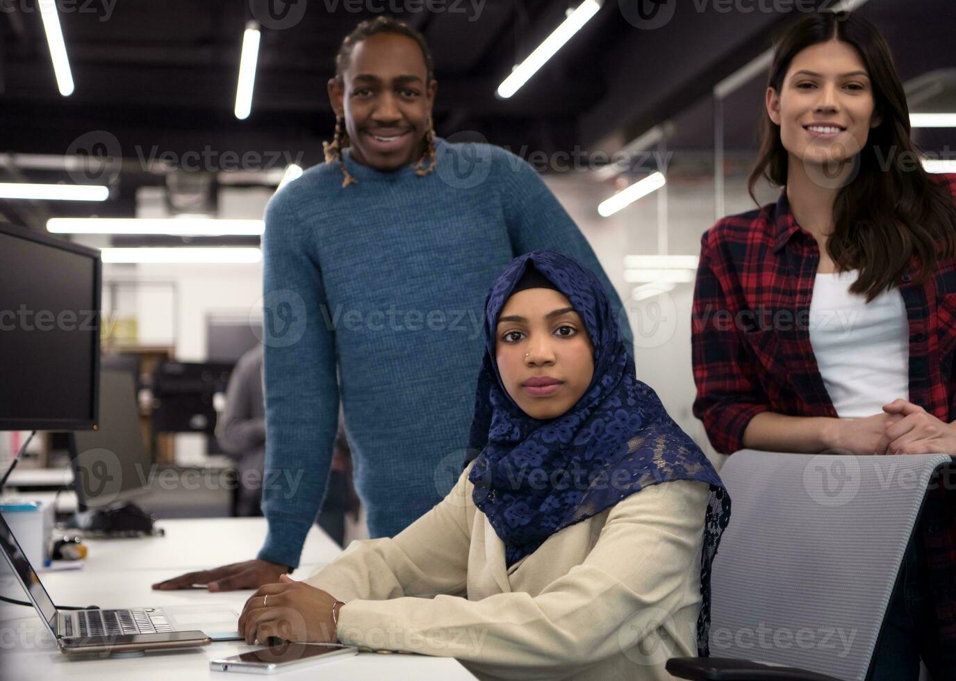 equipe multiétnica de desenvolvedores de software trabalhando juntos foto