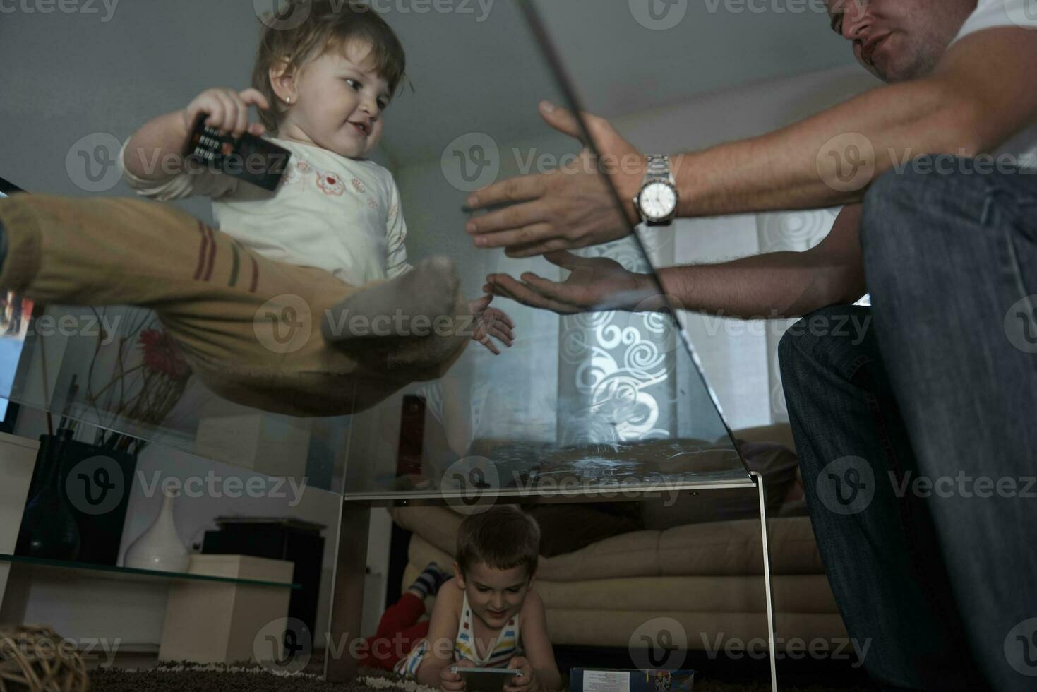 criança brincando com a irmã em casa foto