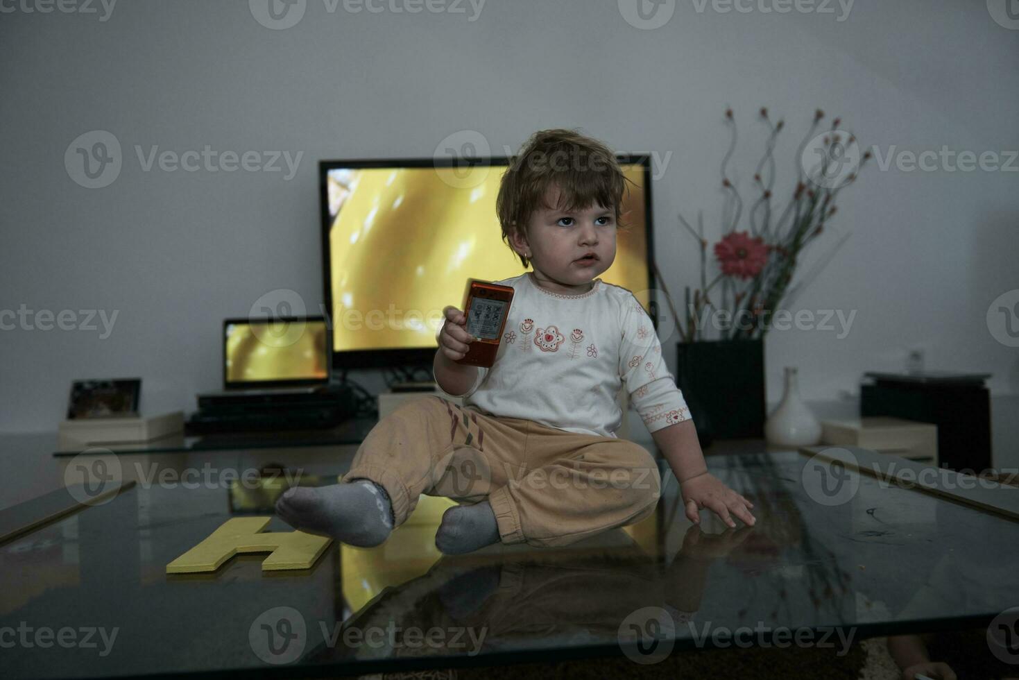 adorável linda linda garotinha brincando com brinquedos em casa foto