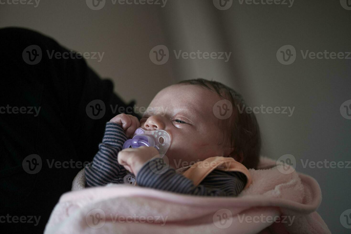 avó segurando recém-nascido bebê às casa foto