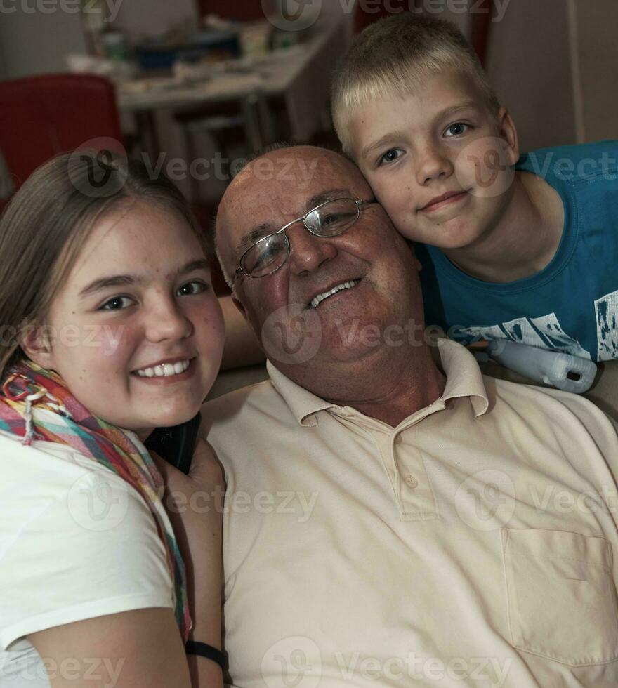 retrato de família com pais de avós e bebê foto