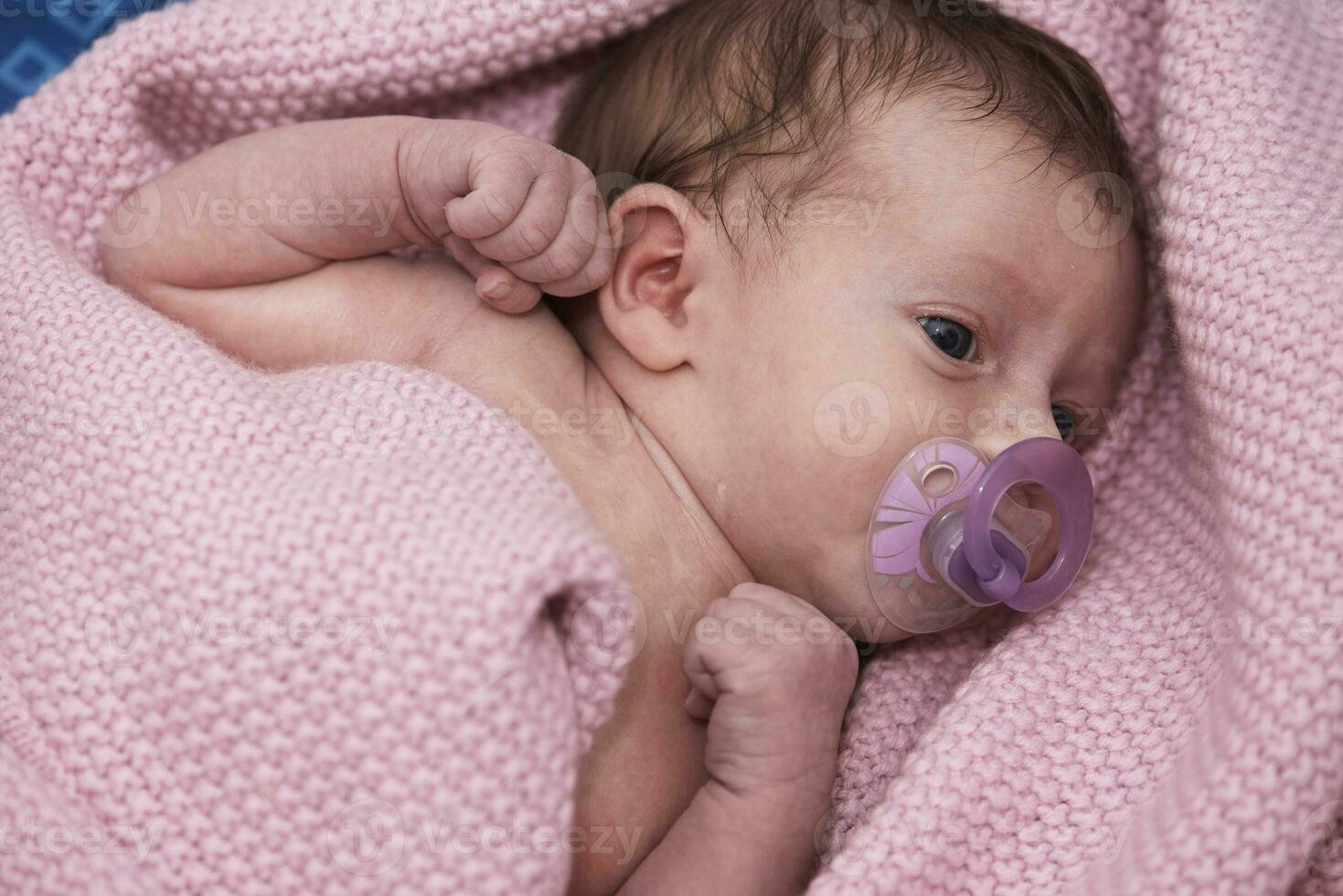 bebê recém-nascido de um mês dormindo na cama foto