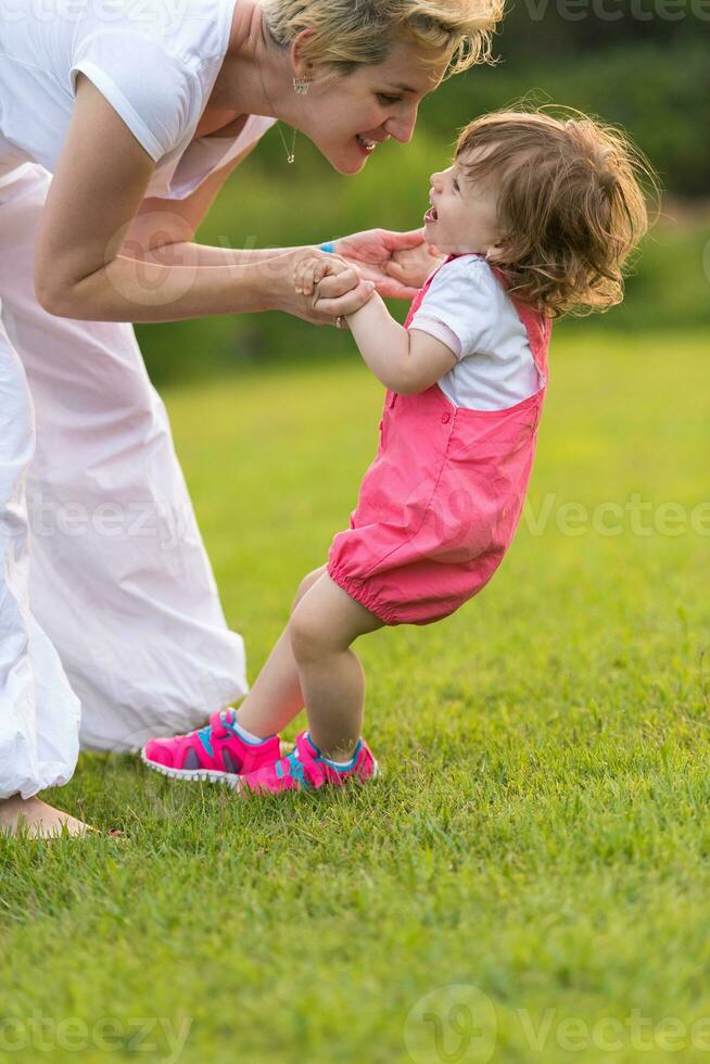 mãe e filha brincando no quintal foto