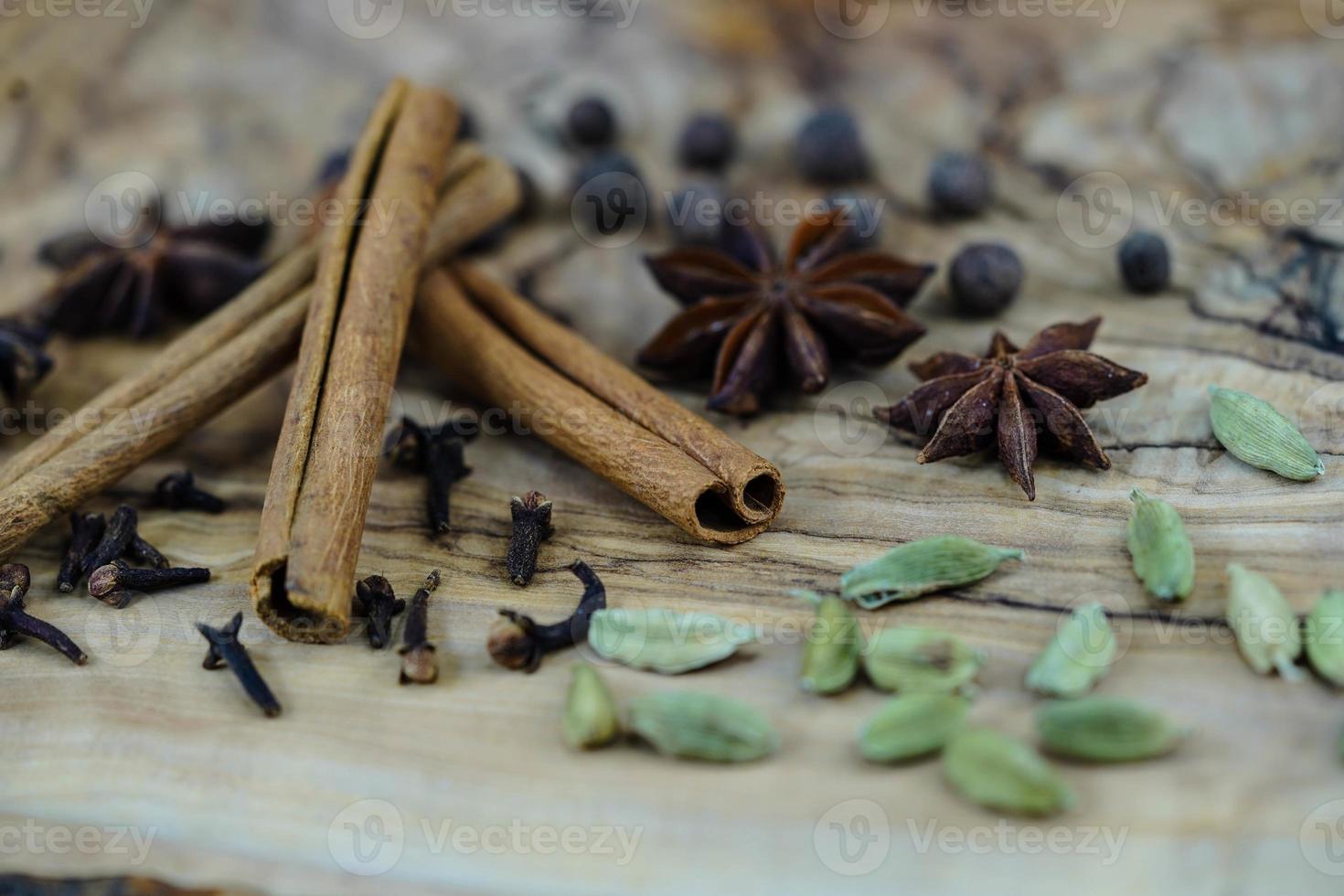 bonecos de papai noel e especiarias de natal em madeira de oliveira foto