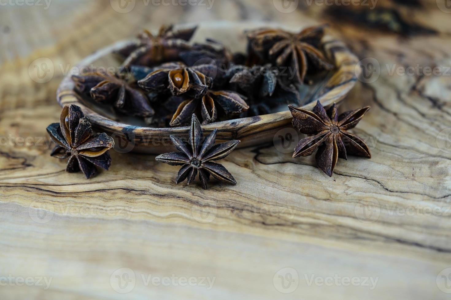 estrelas de anis marrons em madeira de oliveira foto