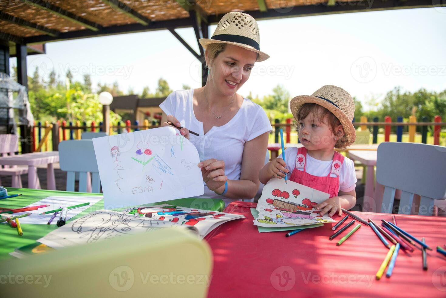 mãe e filha desenhando fotos coloridas