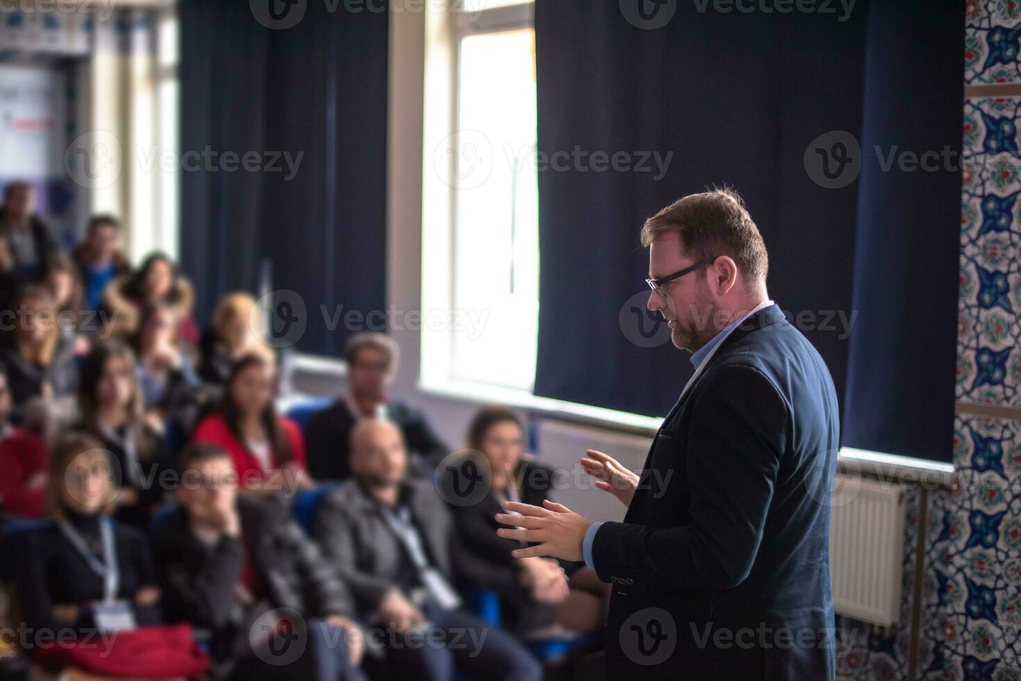 empresário dando apresentações na sala de conferências foto