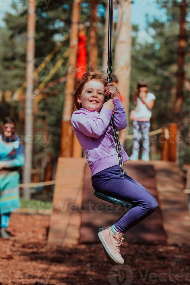 uma pequeno menina jogando dentro a parque. a conceito do família socializar dentro a parque. uma menina balanços em uma balanço, tocam criativo jogos foto