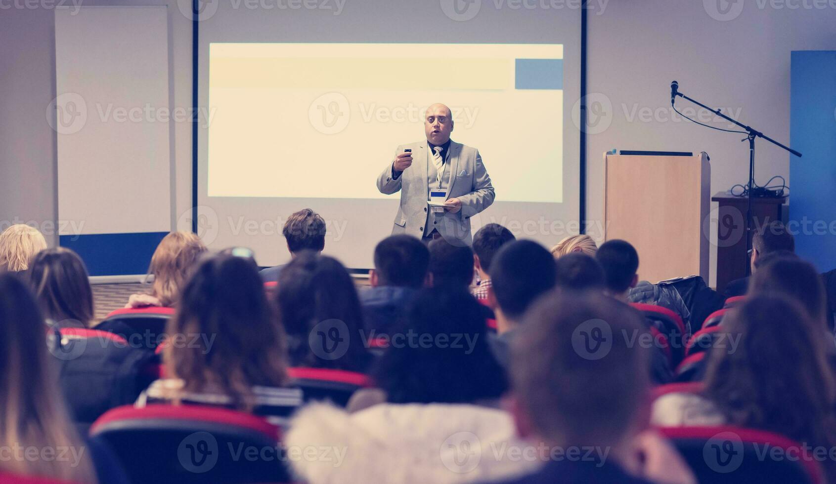 empresário dando apresentações na sala de conferências foto