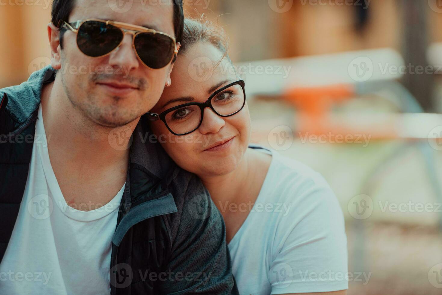 uma romântico casal gastos Tempo dentro a parque. uma casal levando foto em uma lindo ensolarado dia enquanto tendo uma final de semana fora