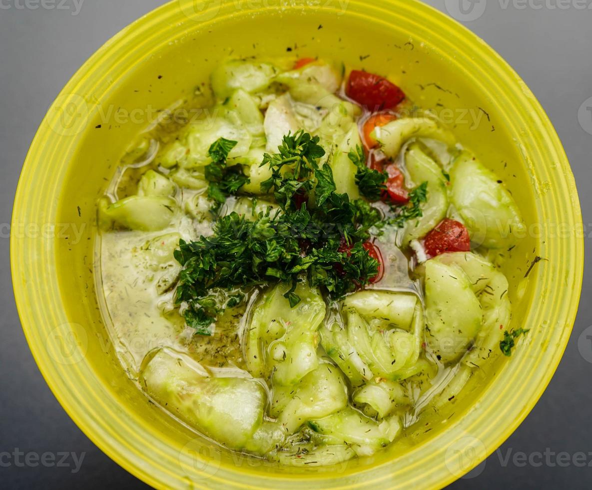 Salada de pepino com ervas e especiarias foto