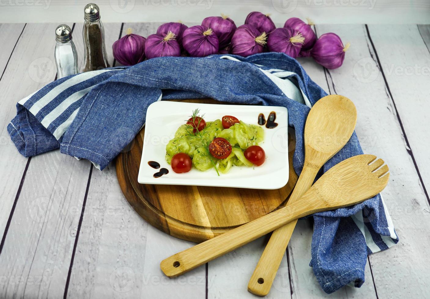 Salada de pepino com ervas e especiarias foto